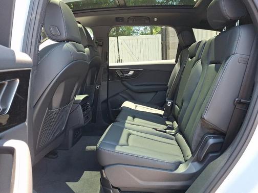 Glacier White Metallic 2026 Audi Q7 45 Premium