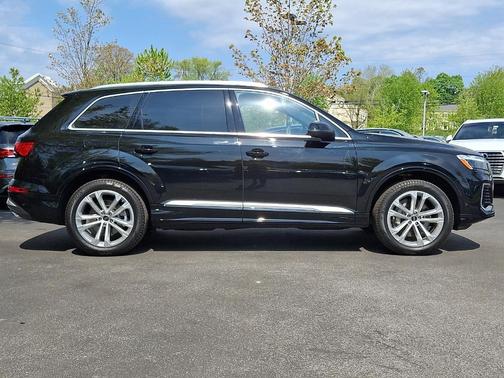 Mythos Black Metallic 2025 Audi Q7 45 Premium Plus