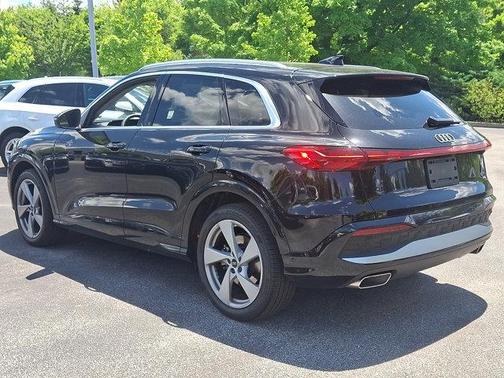 Mythos Black Metallic 2025 Audi Q5 2.0T quattro Premium