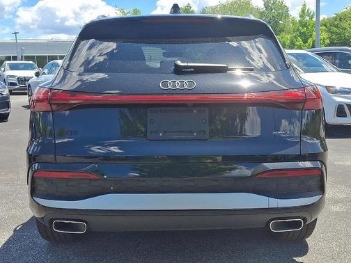 Mythos Black Metallic 2025 Audi Q5 2.0T quattro Premium