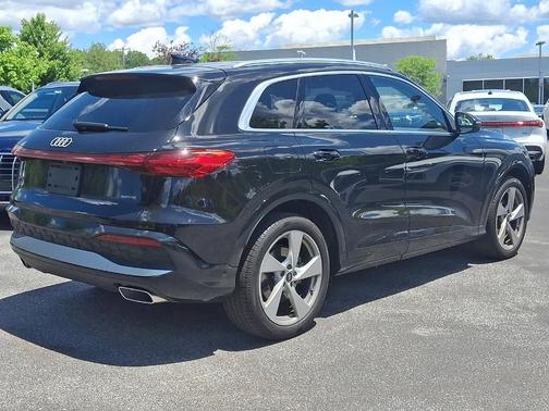 Mythos Black Metallic 2025 Audi Q5 2.0T quattro Premium