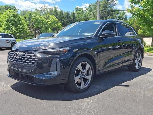 Mythos Black Metallic 2025 Audi Q5 2.0T quattro Premium