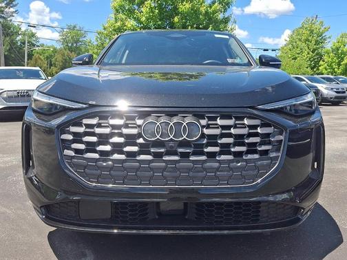 Mythos Black Metallic 2025 Audi Q5 2.0T quattro Premium