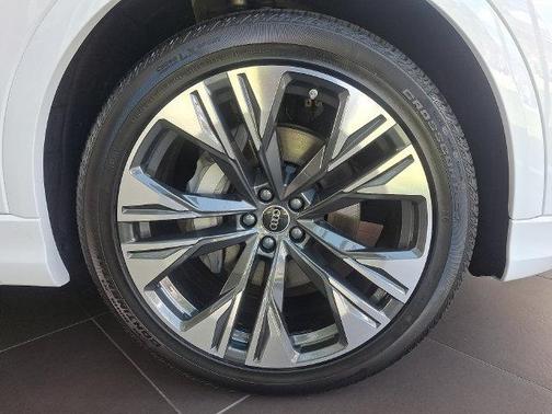 Glacier White Metallic 2026 Audi Q8 Premium Plus