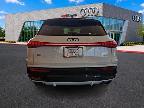 Glacier White Metallic 2026 Audi Q5 PLUS