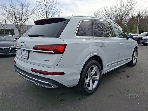 2023 Audi Q7 45 Premium Plus