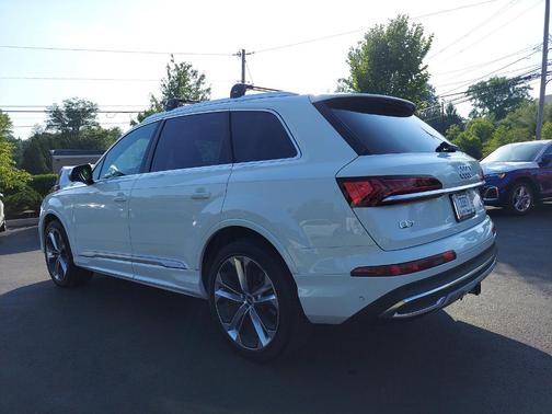 Photo 4 of 35 of 2021 Audi Q7 55 Premium