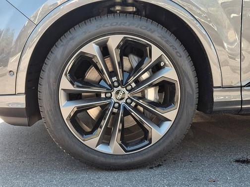 Samurai Gray Metallic 2026 Audi Q7 S LINE PLUS