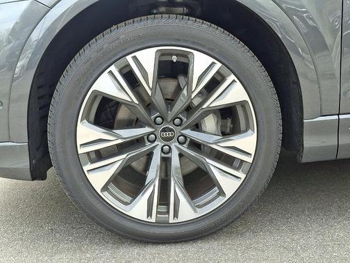 Daytona Gray Pearl 2026 Audi Q8 Premium Plus