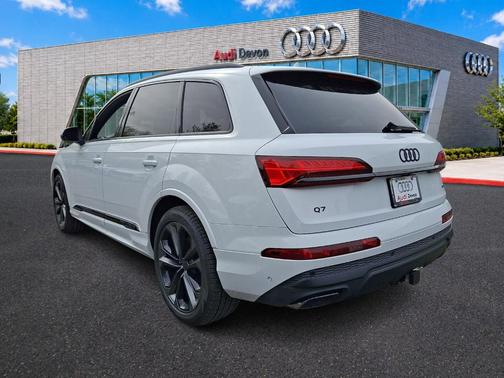 Glacier White Metallic 2026 Audi Q7 PLUS