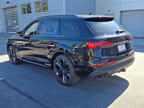 Mythos Black Metallic 2026 Audi Q7 S LINE PLUS