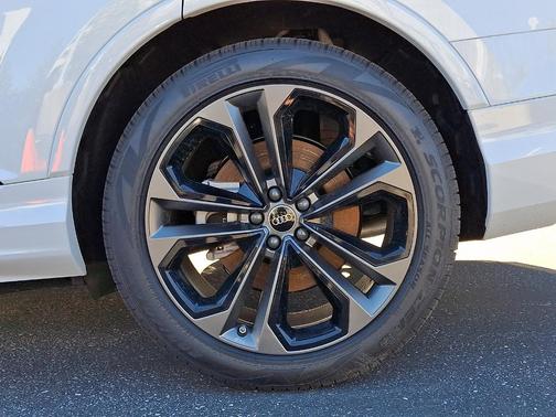 Glacier White Metallic 2026 Audi Q7 S LINE PLUS