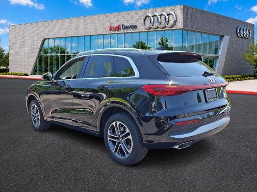 Mythos Black Metallic 2025 Audi Q5 2.0T quattro Premium