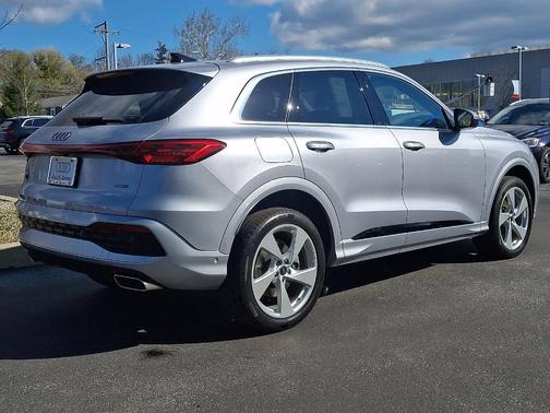 Florett Silver Metallic 2025 Audi Q5 2.0T quattro Premium