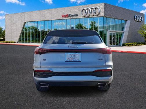 Florett Silver Metallic 2025 Audi Q5 2.0T quattro Premium