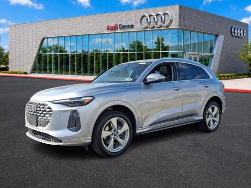 Florett Silver Metallic 2025 Audi Q5 2.0T quattro Premium