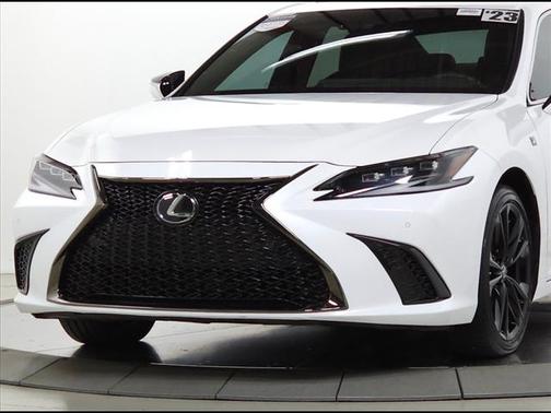 2023 Lexus ES 300h F SPORT Handling