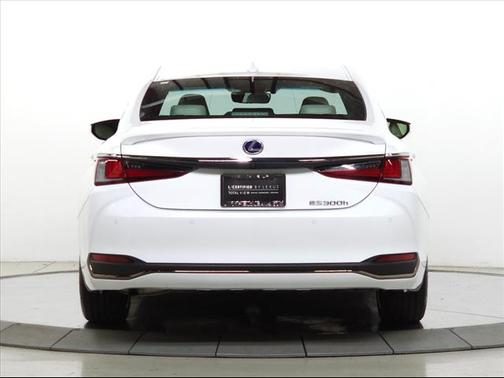 2022 Lexus ES 300h F SPORT