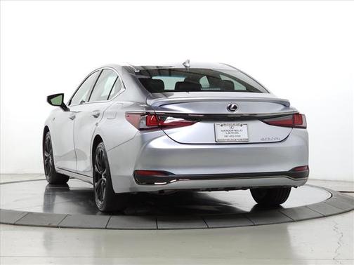 2024 Lexus ES 300h F SPORT Handling