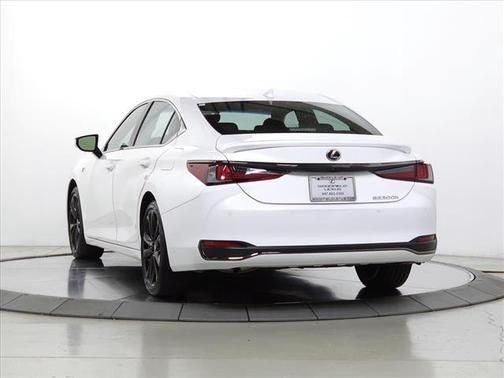 2024 Lexus ES 300h F SPORT Handling