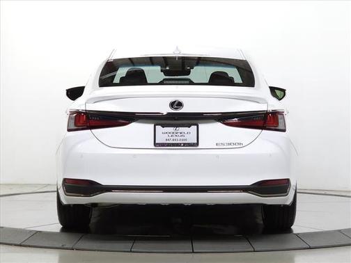 2024 Lexus ES 300h F SPORT Handling