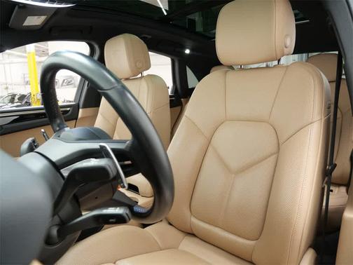 2023 Porsche Macan T