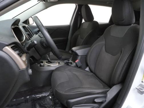 Bright White Clearcoat 2017 Jeep Cherokee Latitude