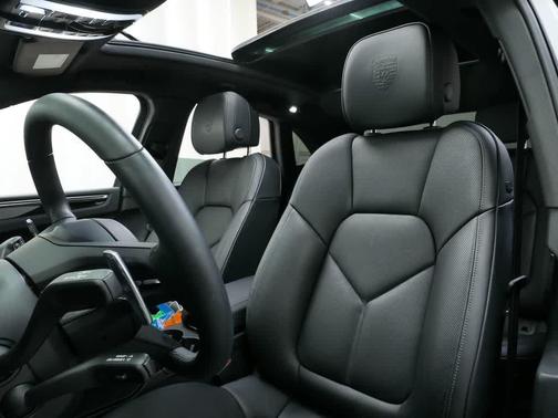 2025 Porsche Macan AWD