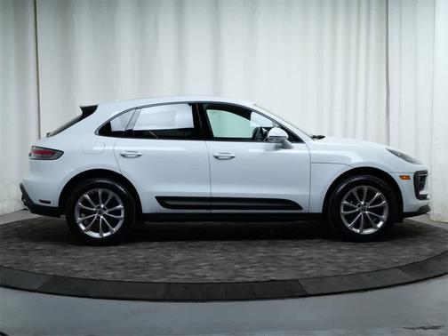 2025 Porsche Macan AWD