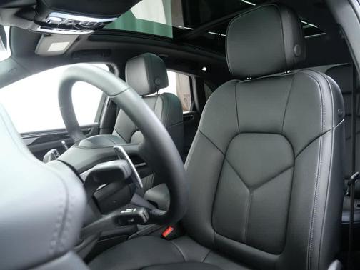 Dolomite Silver Metallic 2026 Porsche Macan Macan