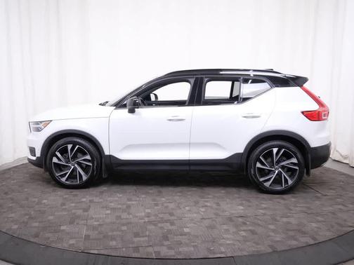 Crystal White Metallic 2019 Volvo XC40 T5 R-Design