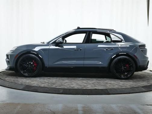 2025 Porsche Macan Turbo