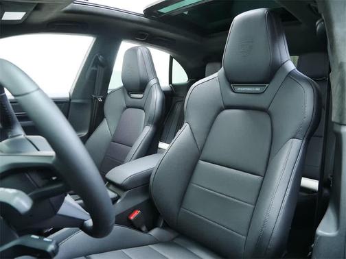 2025 Porsche Macan Turbo
