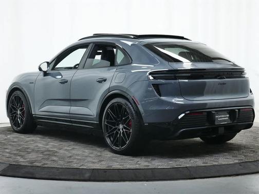 2025 Porsche Macan Turbo