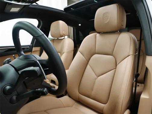 2025 Porsche Macan AWD