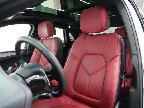 2022 Porsche Macan AWD