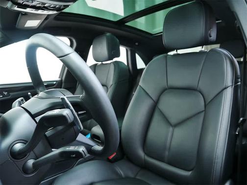 2025 Porsche Macan AWD