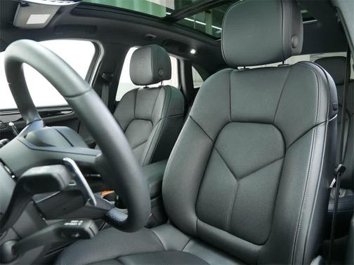 2025 Porsche Macan AWD