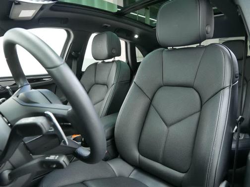 2025 Porsche Macan AWD