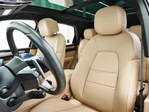 2023 Porsche Cayenne Platinum Edition