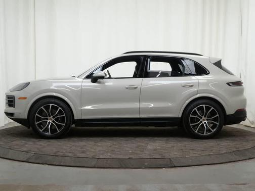 Cashmere Beige Metallic 2026 Porsche Cayenne Cayenne
