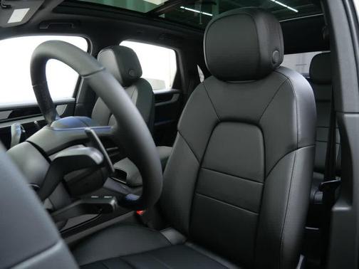 Cashmere Beige Metallic 2026 Porsche Cayenne Cayenne