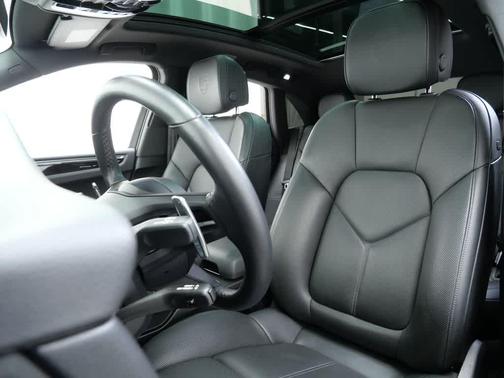 Dolomite Silver Metallic 2022 Porsche Macan Macan
