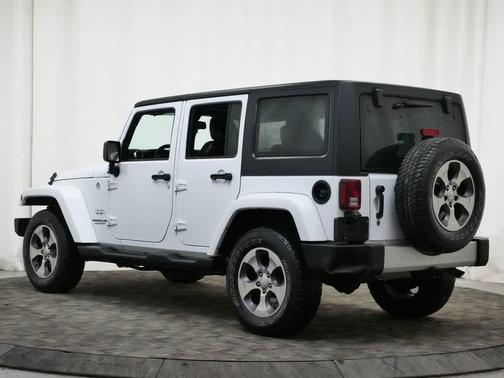 Bright White Clearcoat 2017 Jeep Wrangler Unlimited Sahara