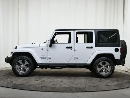 Bright White Clearcoat 2017 Jeep Wrangler Unlimited Sahara