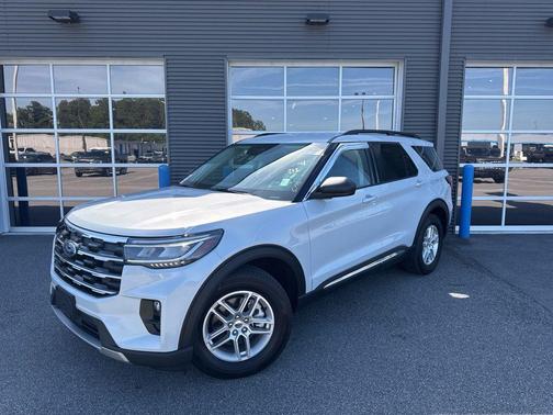 Space White Metallic 2025 Ford Explorer Active