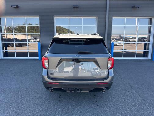 Carbonized Gray Metallic 2023 Ford Explorer ST-Line