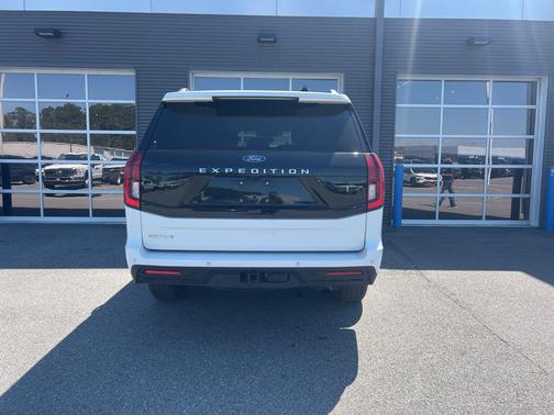 Oxford White 2025 Ford Expedition Active