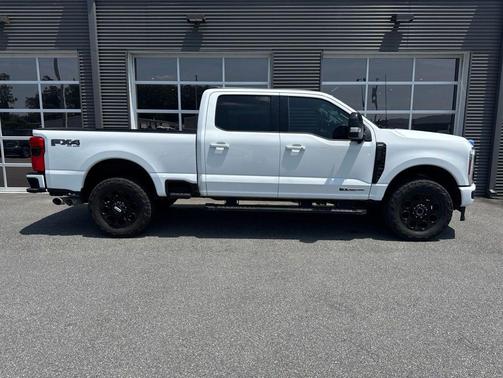Oxford White 2024 Ford F-250 Lariat
