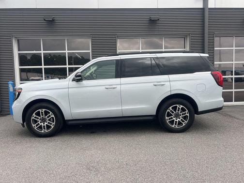 Space Silver Metallic 2025 Ford Expedition Active